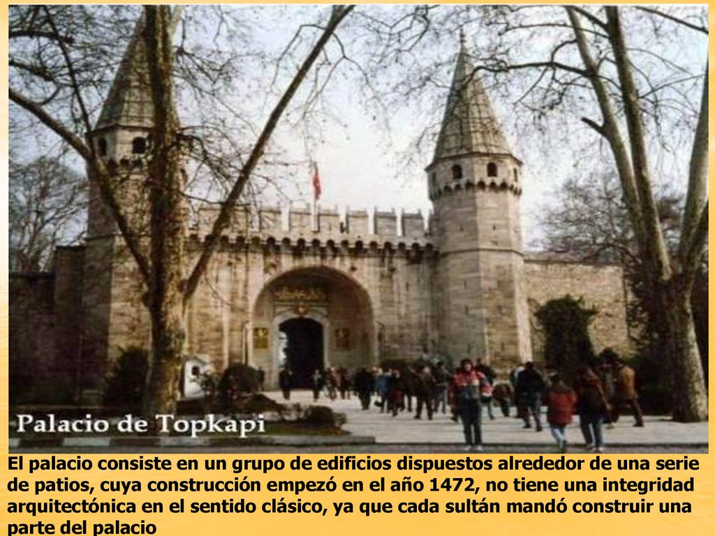 El palacio consiste en un grupo de edificios dispuestos alrededor de una serie de patios, cuya construcción empezó en el año 1472, no tiene una integridad arquitectónica en el sentido clásico, ya que cada sultán mandó construir una parte del palacio