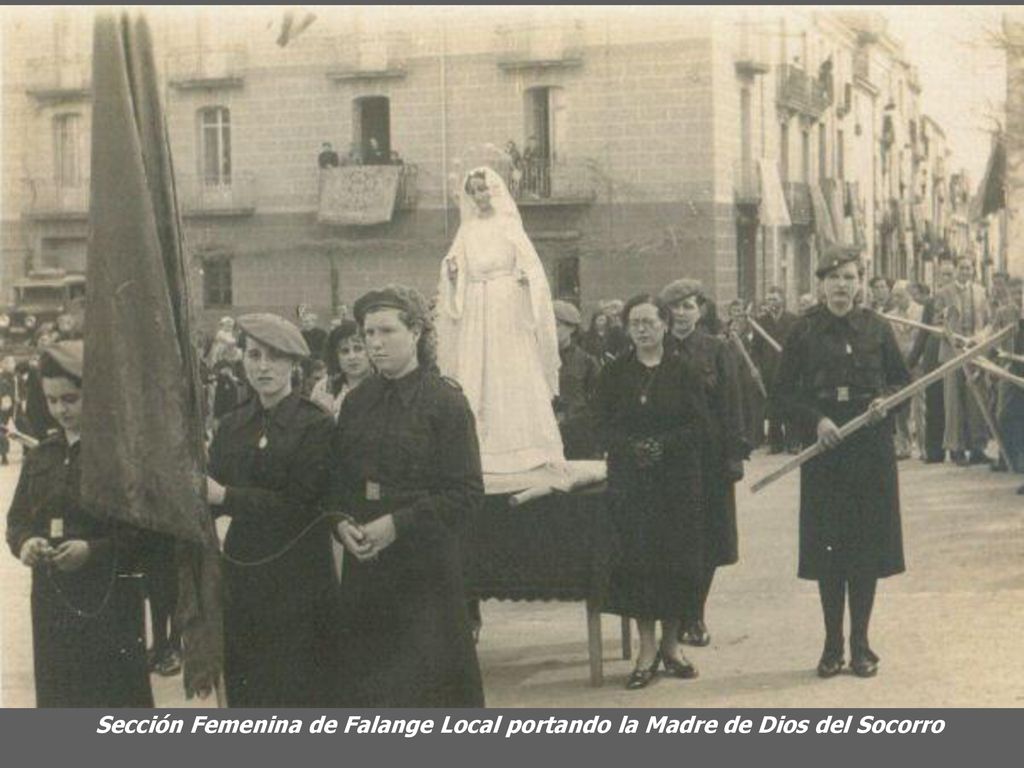 Sección Femenina de Falange Local portando la Madre de Dios del Socorro