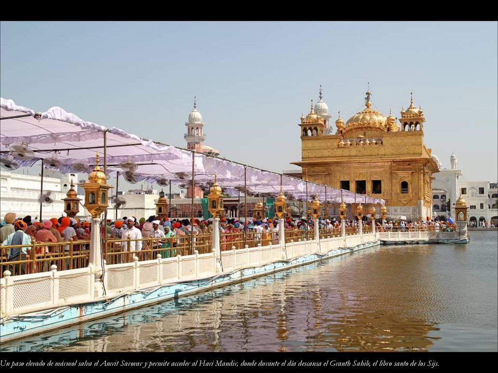 Un paso elevado de mármol salva el Amrit Sarovar y permite acceder al Hari Mandir, donde durante el día descansa el Granth Sahib, el libro santo de los Sijs.