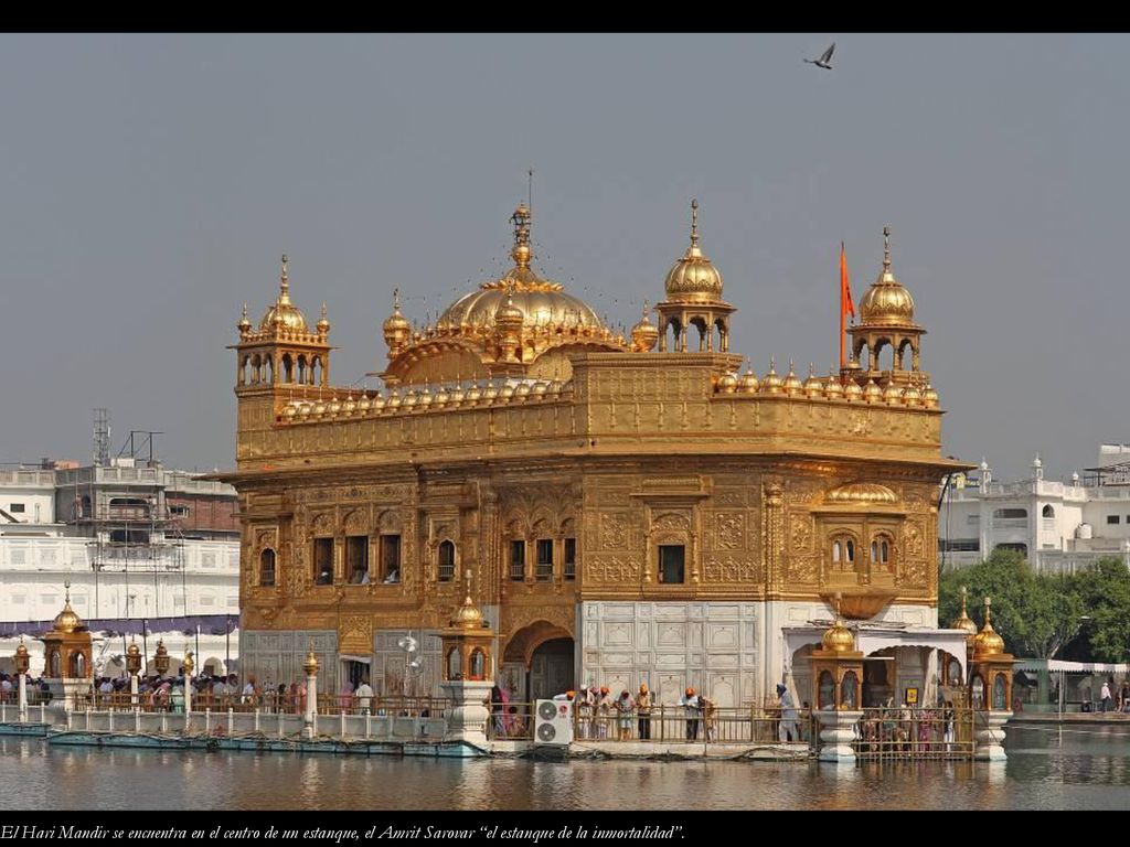 El Hari Mandir se encuentra en el centro de un estanque, el Amrit Sarovar el estanque de la inmortalidad .