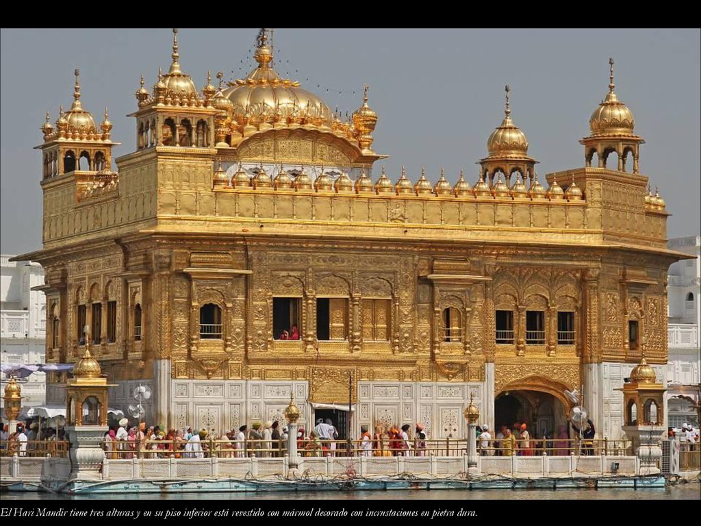 El Hari Mandir tiene tres alturas y en su piso inferior está revestido con mármol decorado con incrustaciones en pietra dura.