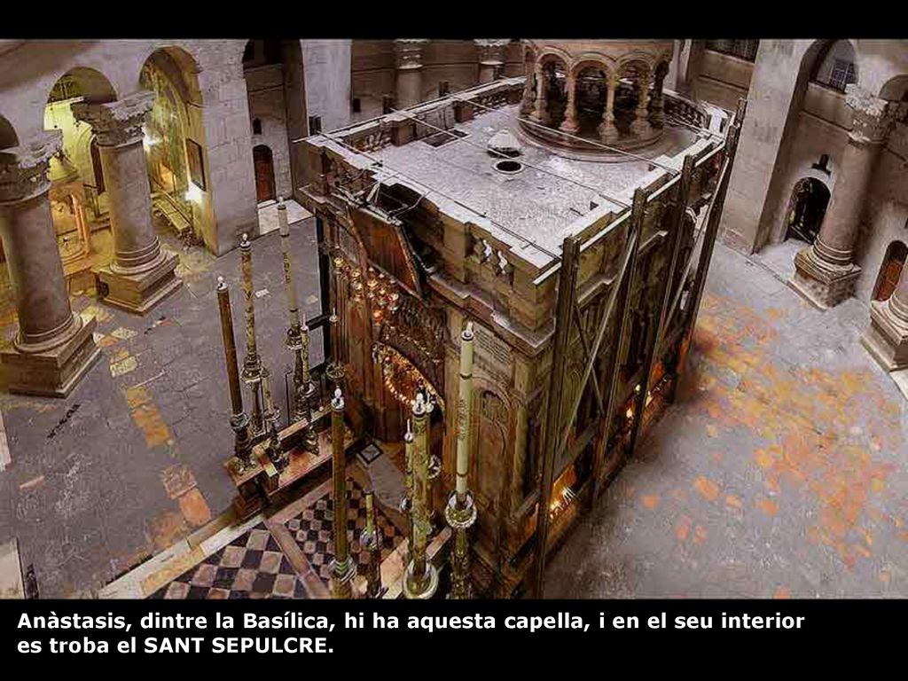 Anàstasis, dintre la Basílica, hi ha aquesta capella, i en el seu interior