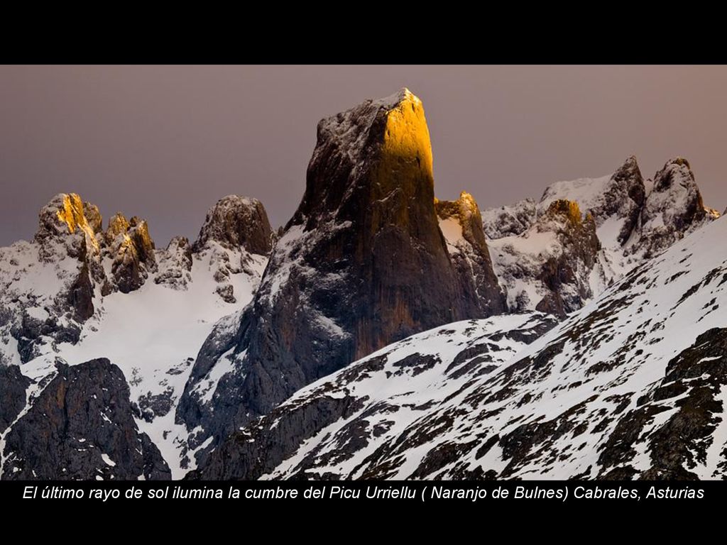 El último rayo de sol ilumina la cumbre del Picu Urriellu ( Naranjo de Bulnes) Cabrales, Asturias