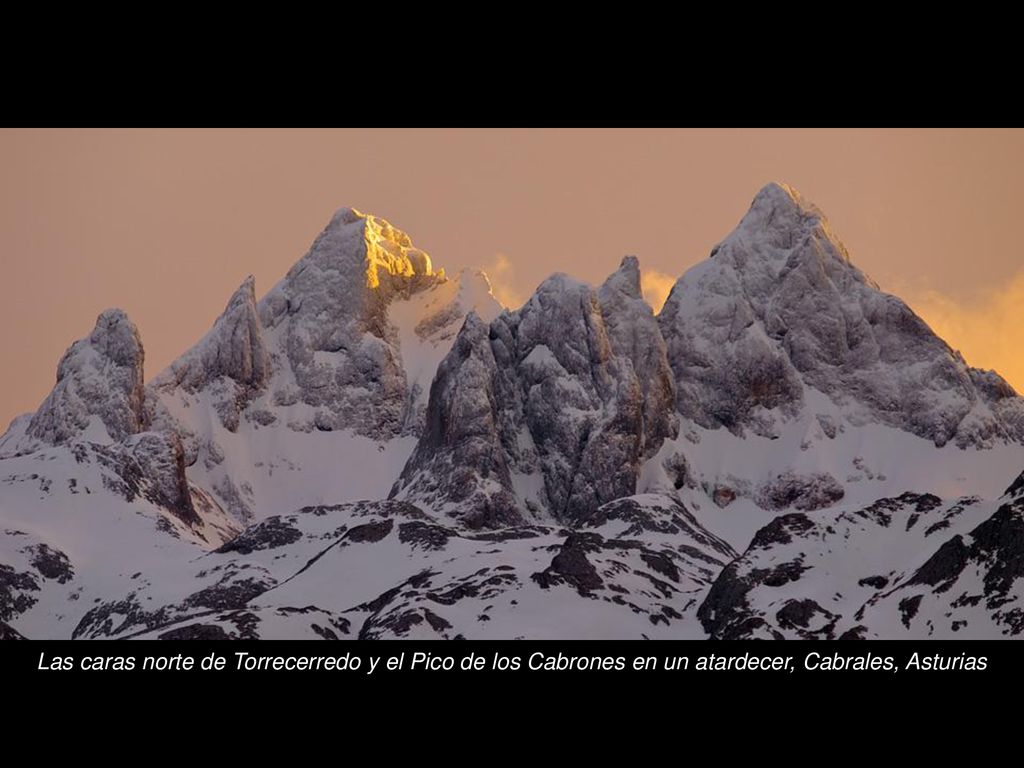 Las caras norte de Torrecerredo y el Pico de los Cabrones en un atardecer, Cabrales, Asturias