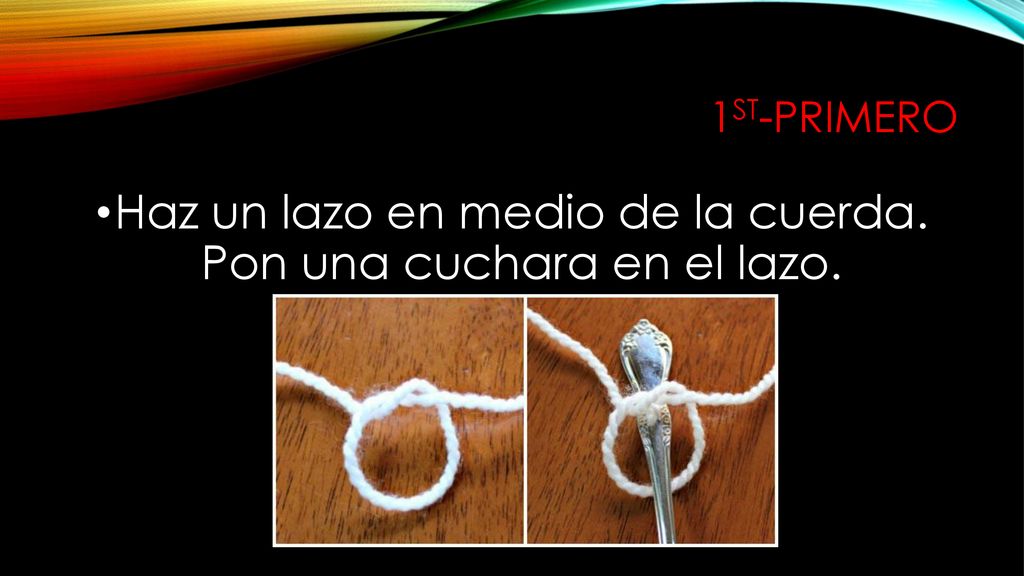 Haz un lazo en medio de la cuerda. Pon una cuchara en el lazo.