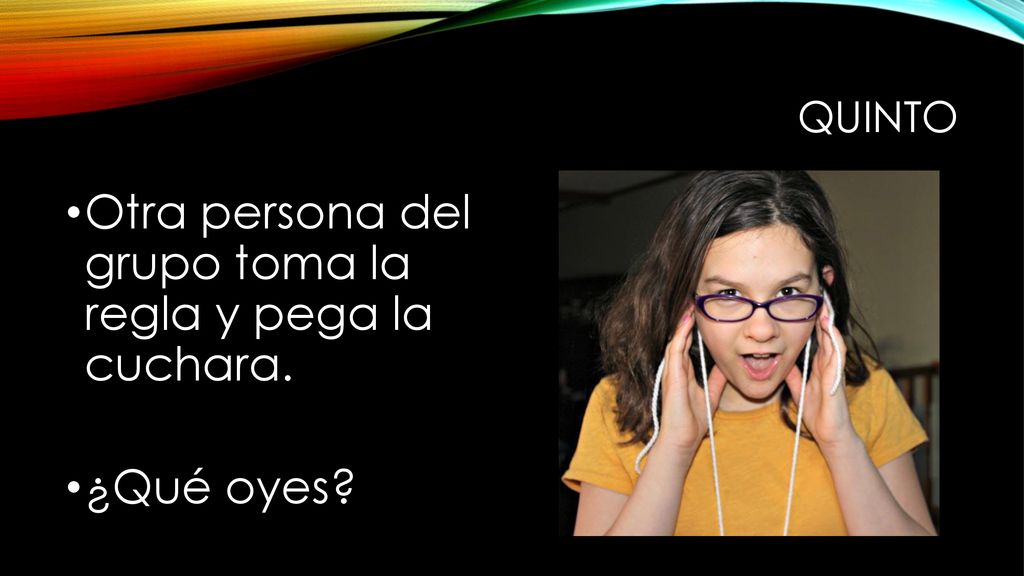 Otra persona del grupo toma la regla y pega la cuchara.