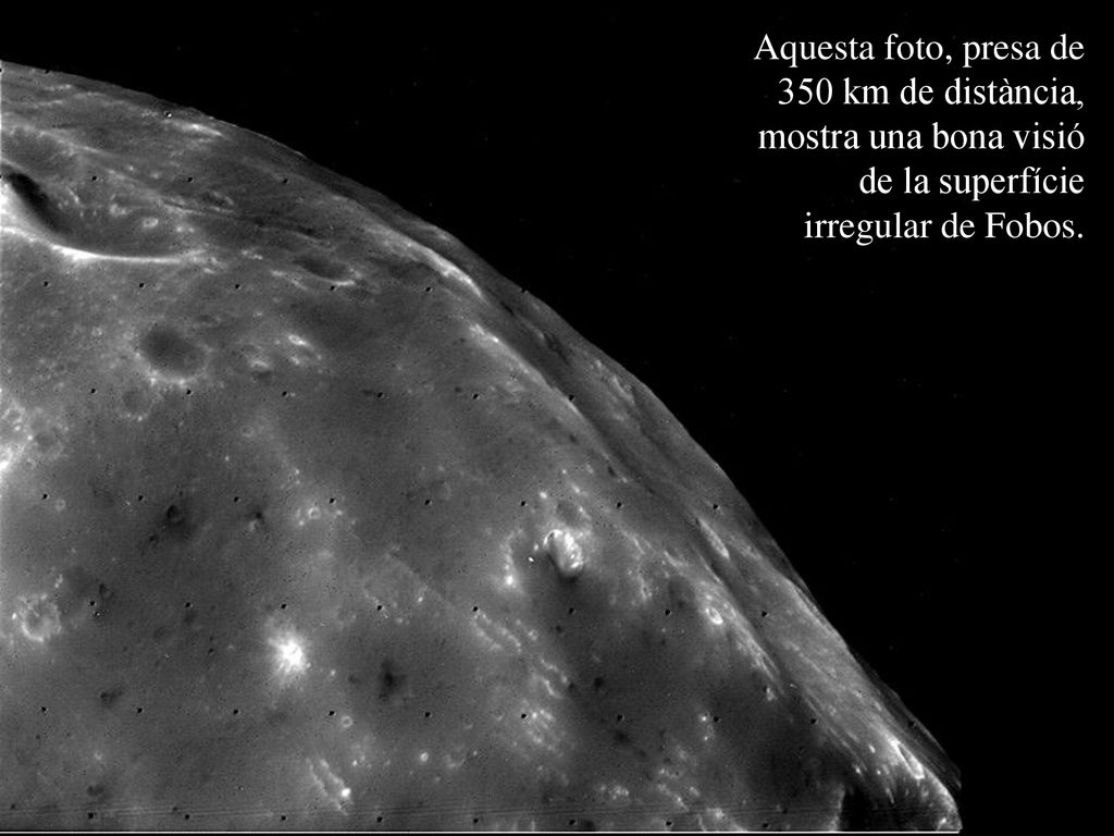 Aquesta foto, presa de 350 km de distància, mostra una bona visió de la superfície irregular de Fobos.