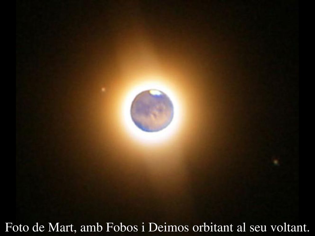 Foto de Mart, amb Fobos i Deimos orbitant al seu voltant.