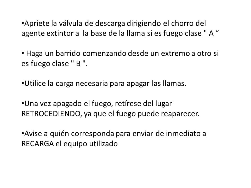 Apriete la válvula de descarga dirigiendo el chorro del agente extintor a la base de la llama si es fuego clase A