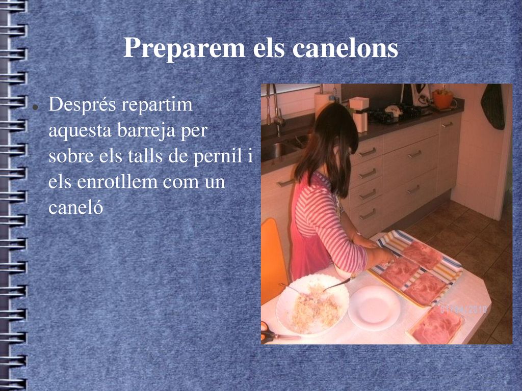 Preparem els canelons Després repartim aquesta barreja per sobre els talls de pernil i els enrotllem com un caneló.