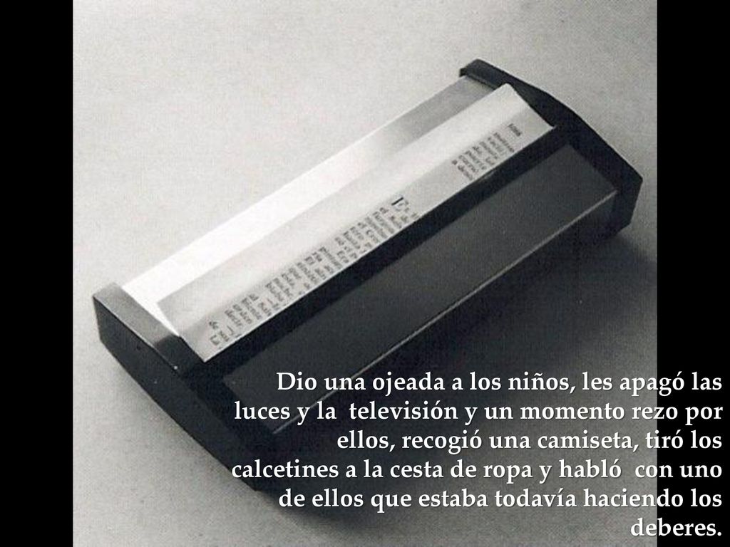 Dio una ojeada a los niños, les apagó las luces y la televisión y un momento rezo por ellos, recogió una camiseta, tiró los calcetines a la cesta de ropa y habló con uno de ellos que estaba todavía haciendo los deberes.