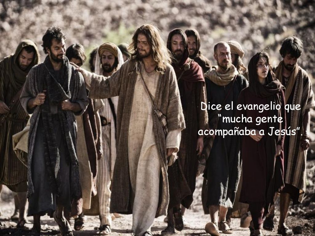 Dice el evangelio que mucha gente acompañaba a Jesús .