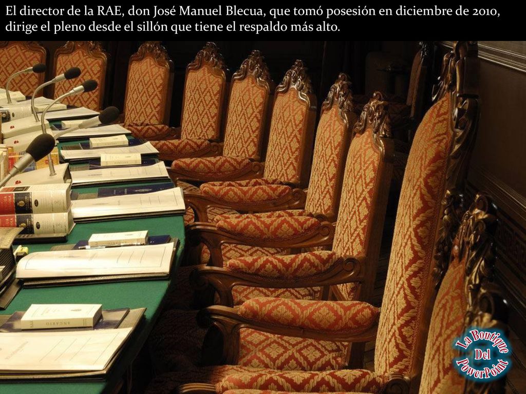 El director de la RAE, don José Manuel Blecua, que tomó posesión en diciembre de 2010, dirige el pleno desde el sillón que tiene el respaldo más alto.