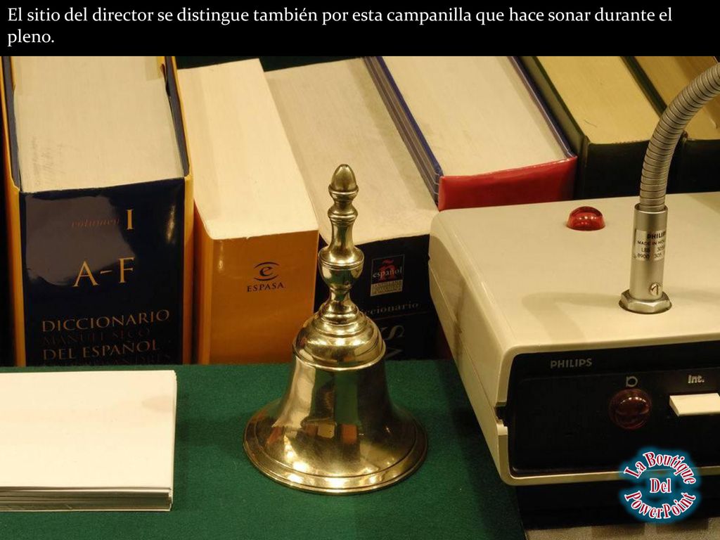 El sitio del director se distingue también por esta campanilla que hace sonar durante el pleno.