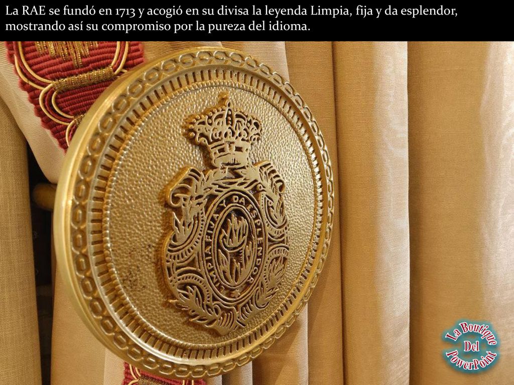 La RAE se fundó en 1713 y acogió en su divisa la leyenda Limpia, fija y da esplendor, mostrando así su compromiso por la pureza del idioma.