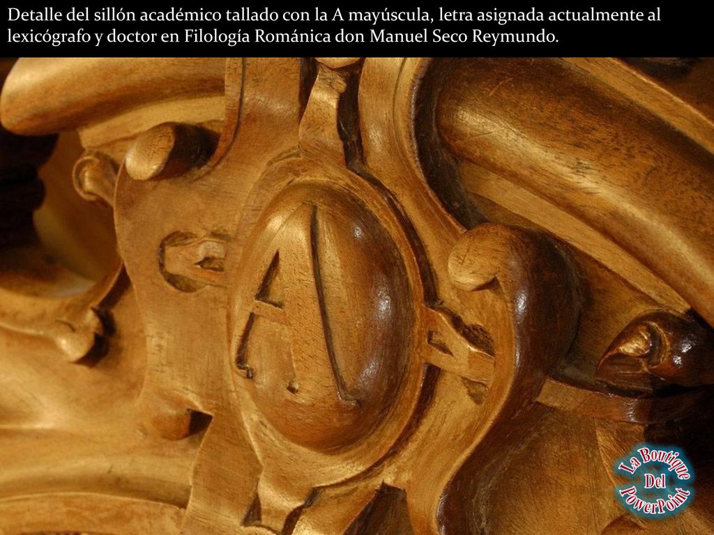 Detalle del sillón académico tallado con la A mayúscula, letra asignada actualmente al lexicógrafo y doctor en Filología Románica don Manuel Seco Reymundo.