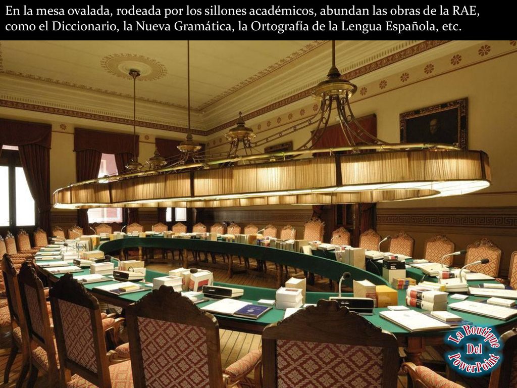 En la mesa ovalada, rodeada por los sillones académicos, abundan las obras de la RAE, como el Diccionario, la Nueva Gramática, la Ortografía de la Lengua Española, etc.