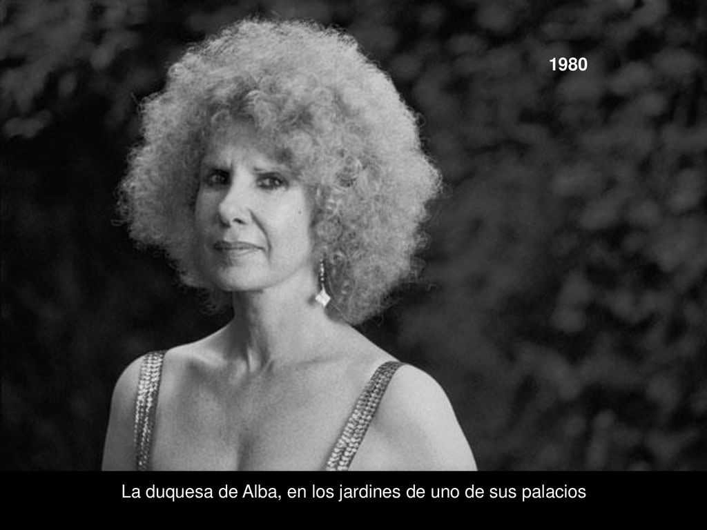 1980 La duquesa de Alba, en los jardines de uno de sus palacios