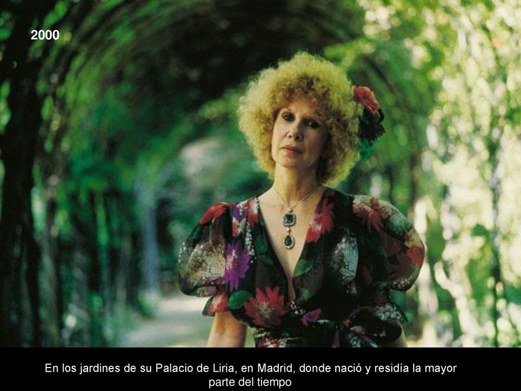 2000 En los jardines de su Palacio de Liria, en Madrid, donde nació y residía la mayor parte del tiempo.