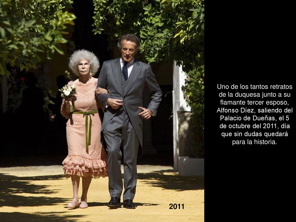 Uno de los tantos retratos de la duquesa junto a su flamante tercer esposo, Alfonso Díez, saliendo del Palacio de Dueñas, el 5 de octubre del 2011, día que sin dudas quedará para la historia.