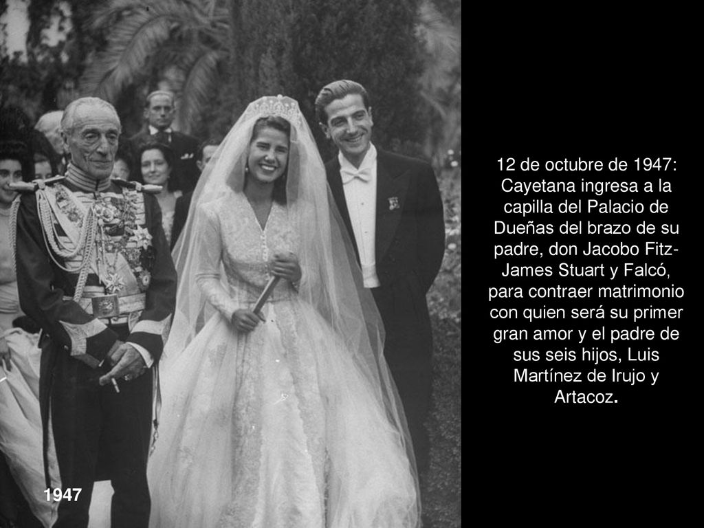 12 de octubre de 1947: Cayetana ingresa a la capilla del Palacio de Dueñas del brazo de su padre, don Jacobo Fitz-James Stuart y Falcó, para contraer matrimonio con quien será su primer gran amor y el padre de sus seis hijos, Luis Martínez de Irujo y Artacoz.