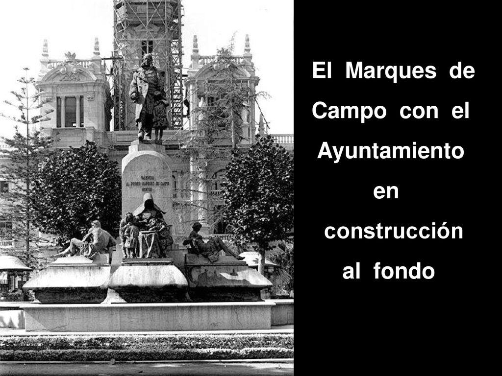 El Marques de Campo con el Ayuntamiento en construcción al fondo