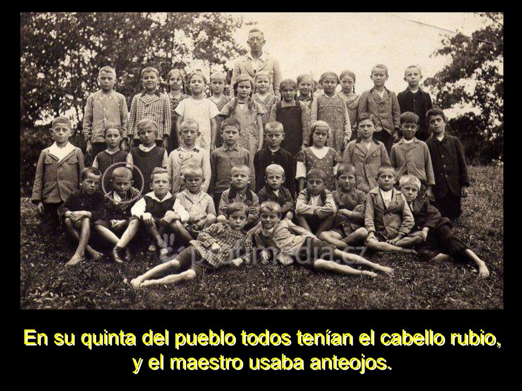 En su quinta del pueblo todos tenían el cabello rubio, y el maestro usaba anteojos.