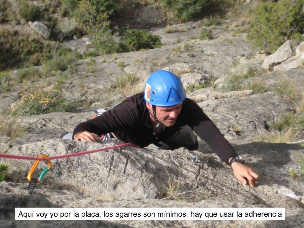 Aquí voy yo por la placa, los agarres son mínimos, hay que usar la adherencia