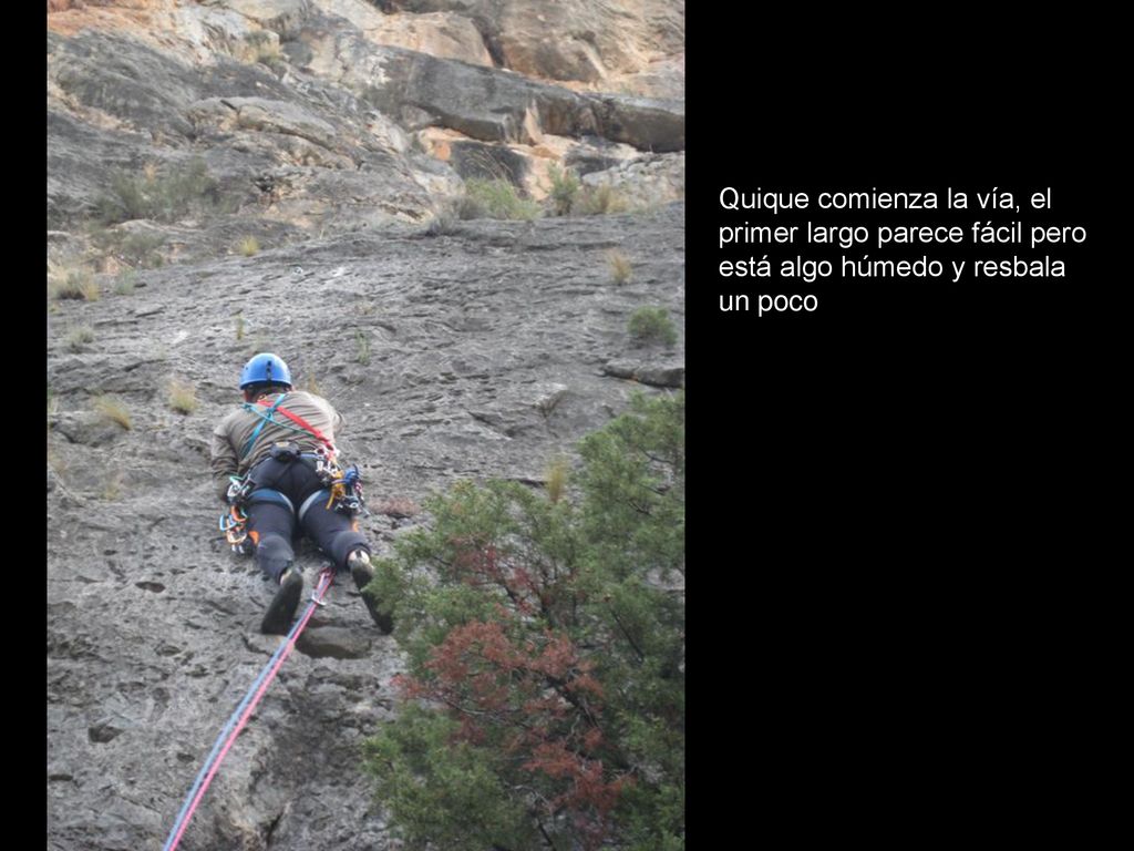 Quique comienza la vía, el primer largo parece fácil pero está algo húmedo y resbala un poco