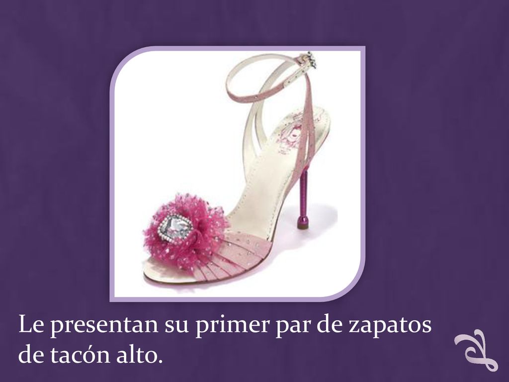 Le presentan su primer par de zapatos de tacón alto.