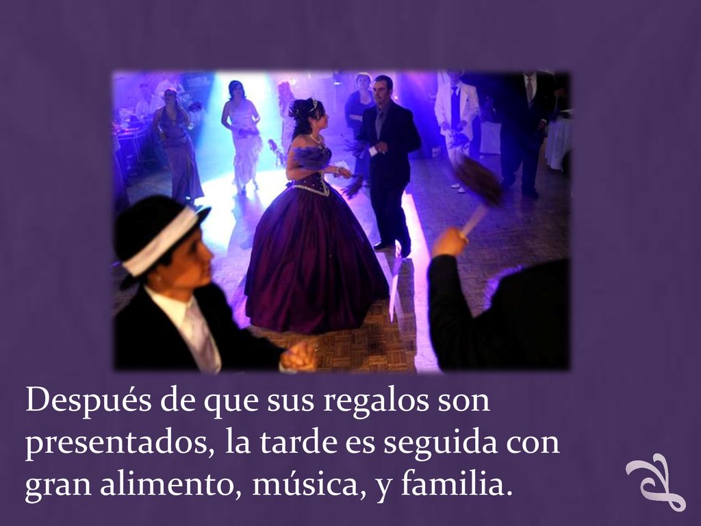 Después de que sus regalos son presentados, la tarde es seguida con gran alimento, música, y familia.