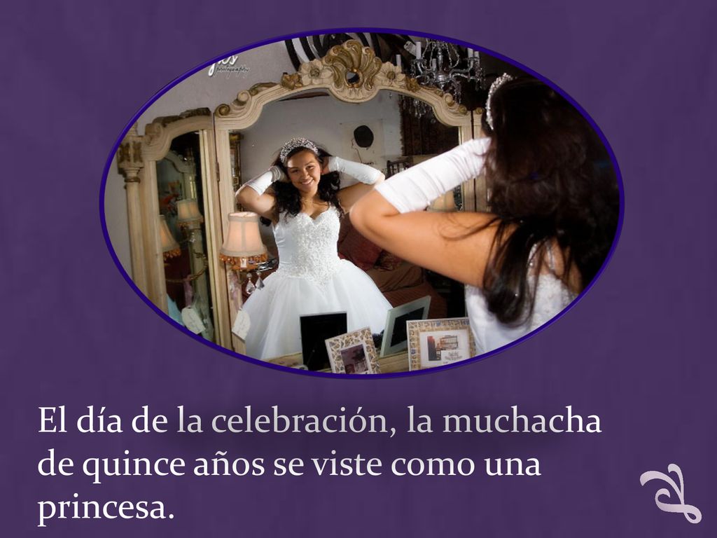 El día de la celebración, la muchacha de quince años se viste como una princesa.