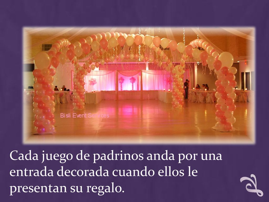 Cada juego de padrinos anda por una entrada decorada cuando ellos le presentan su regalo.