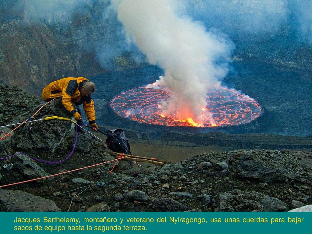 Jacques Barthelemy, montañero y veterano del Nyiragongo, usa unas cuerdas para bajar sacos de equipo hasta la segunda terraza.
