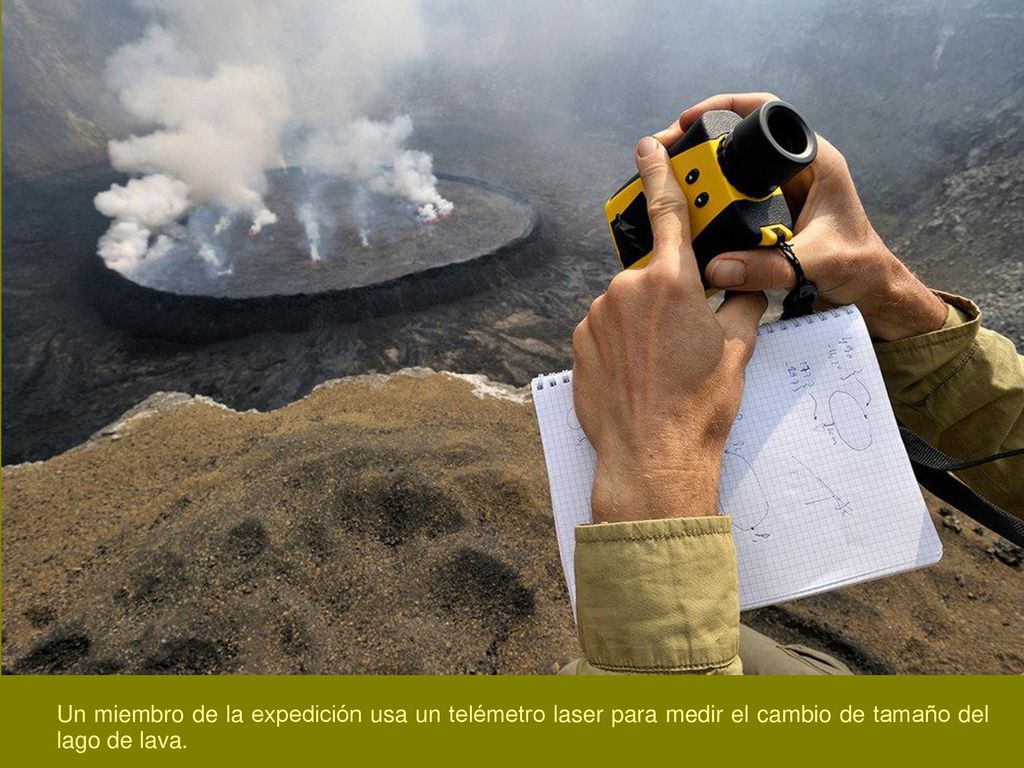 Un miembro de la expedición usa un telémetro laser para medir el cambio de tamaño del lago de lava.