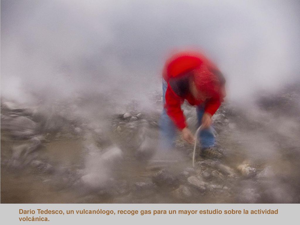 Dario Tedesco, un vulcanólogo, recoge gas para un mayor estudio sobre la actividad
