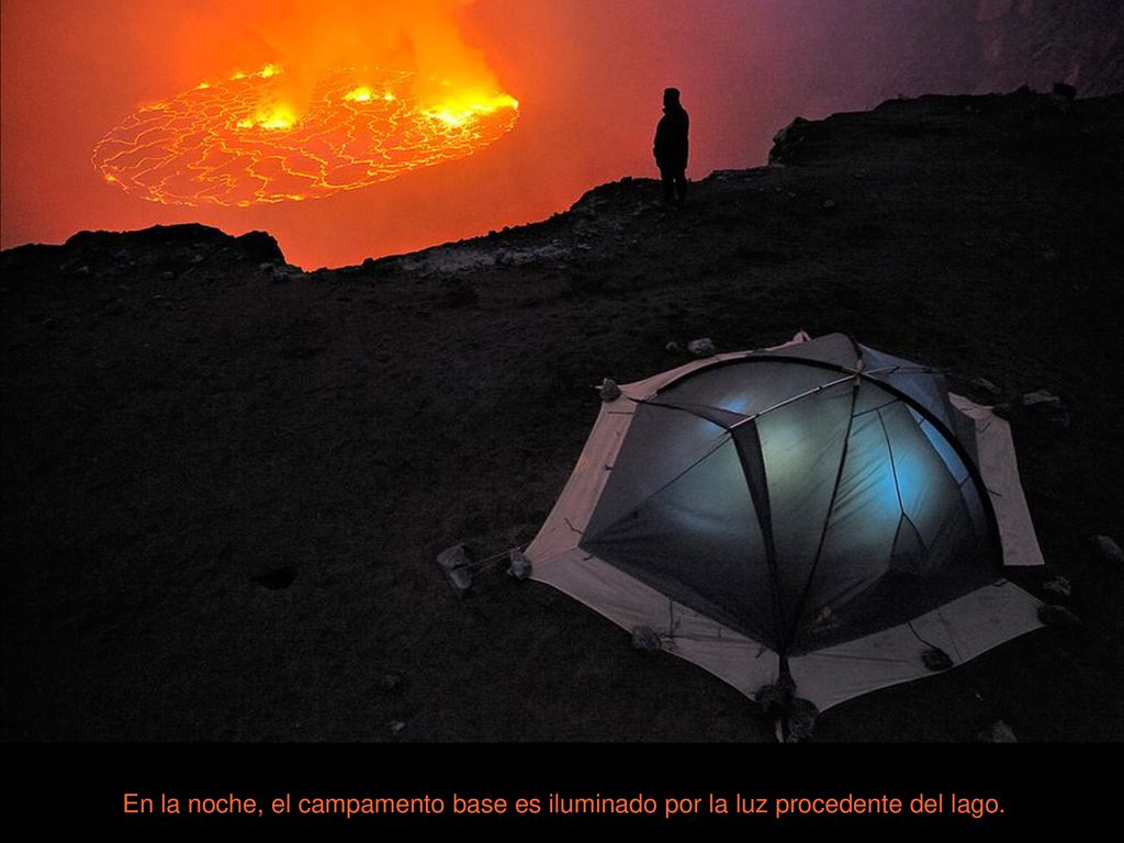 En la noche, el campamento base es iluminado por la luz procedente del lago.