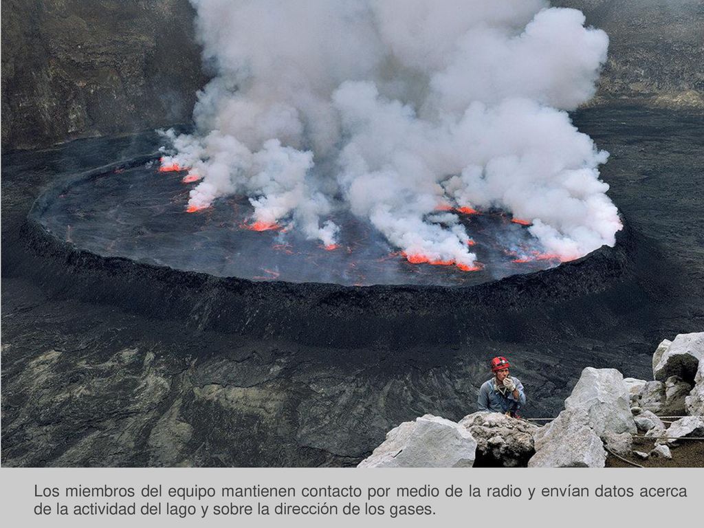 Los miembros del equipo mantienen contacto por medio de la radio y envían datos acerca de la actividad del lago y sobre la dirección de los gases.