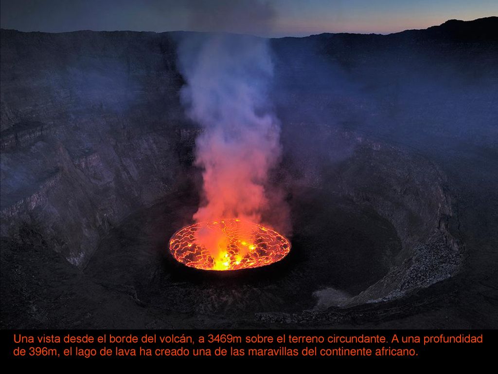 Una vista desde el borde del volcán, a 3469m sobre el terreno circundante.