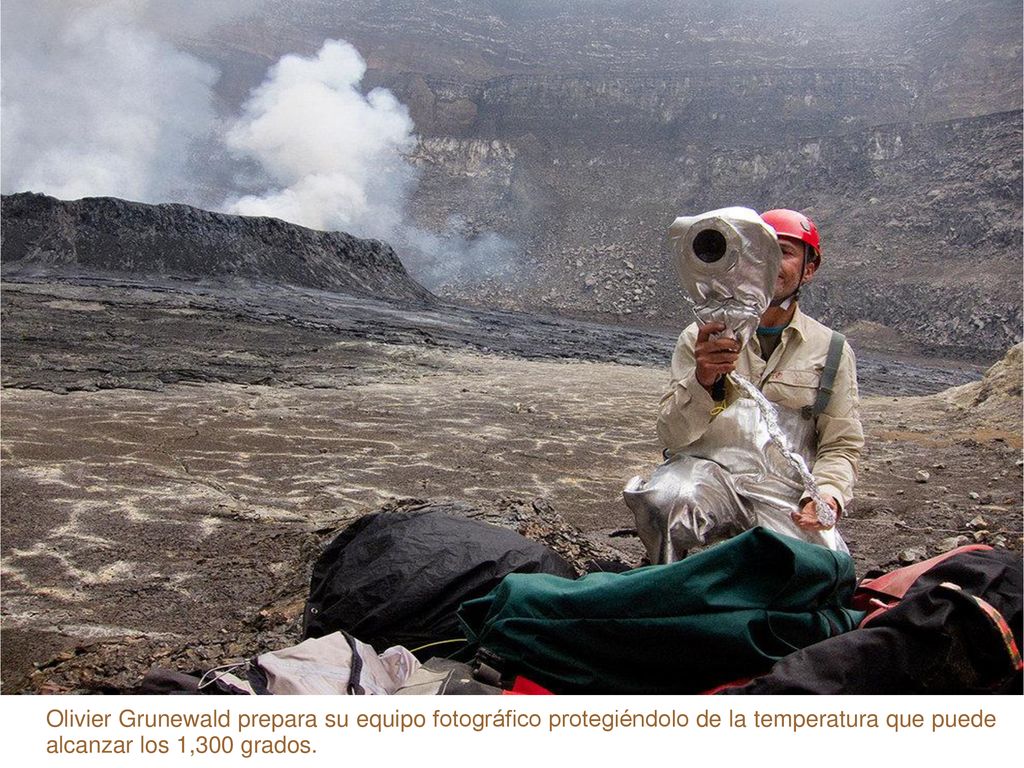 Olivier Grunewald prepara su equipo fotográfico protegiéndolo de la temperatura que puede alcanzar los 1,300 grados.