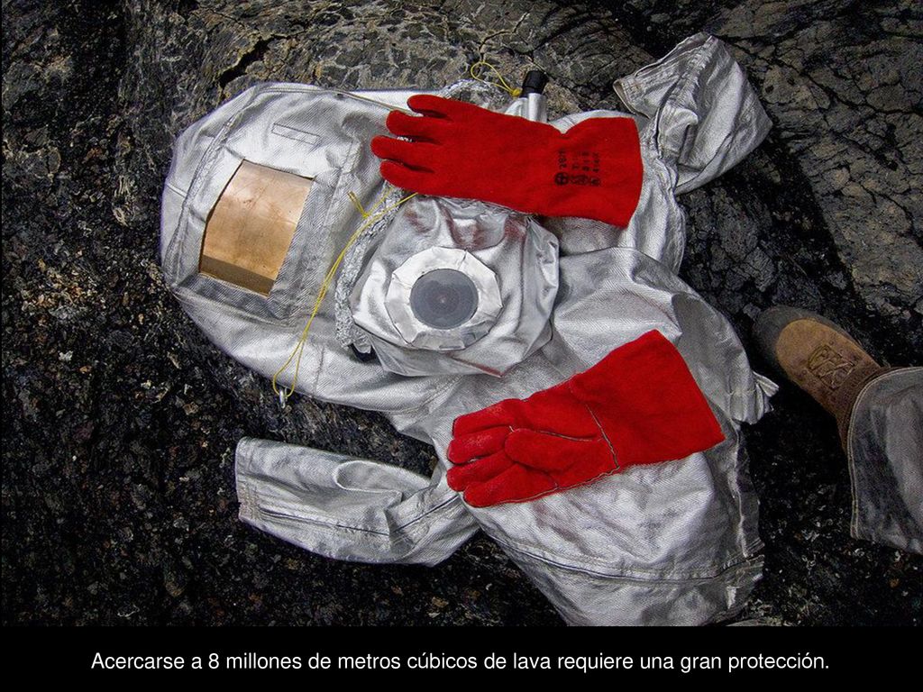 Acercarse a 8 millones de metros cúbicos de lava requiere una gran protección.