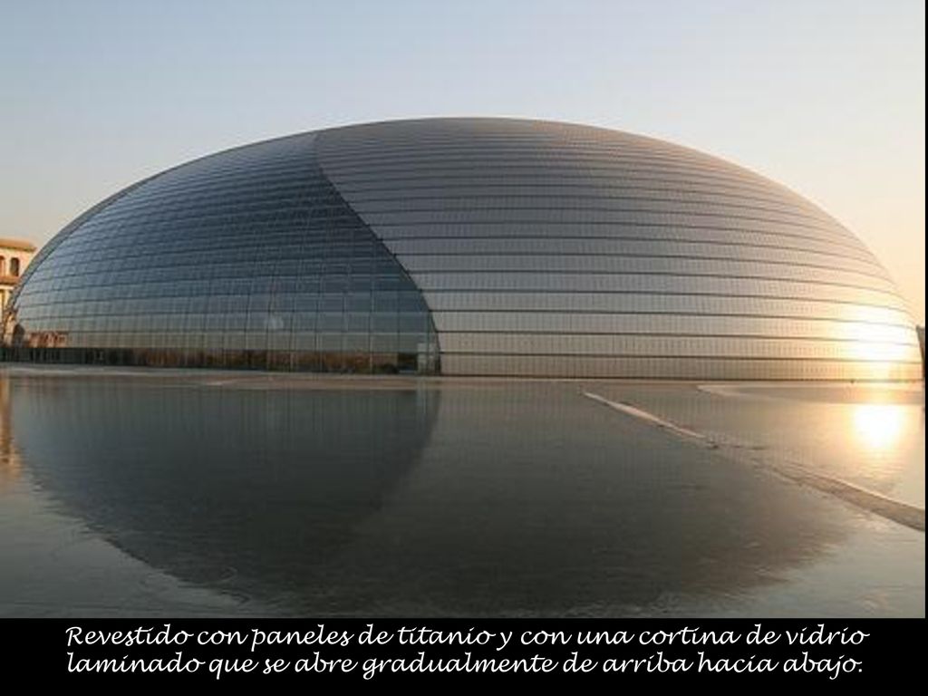 Revestido con paneles de titanio y con una cortina de vidrio laminado que se abre gradualmente de arriba hacia abajo.