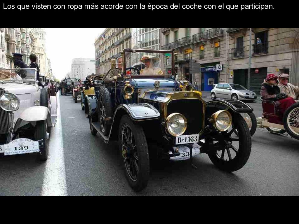Los que visten con ropa más acorde con la época del coche con el que participan.