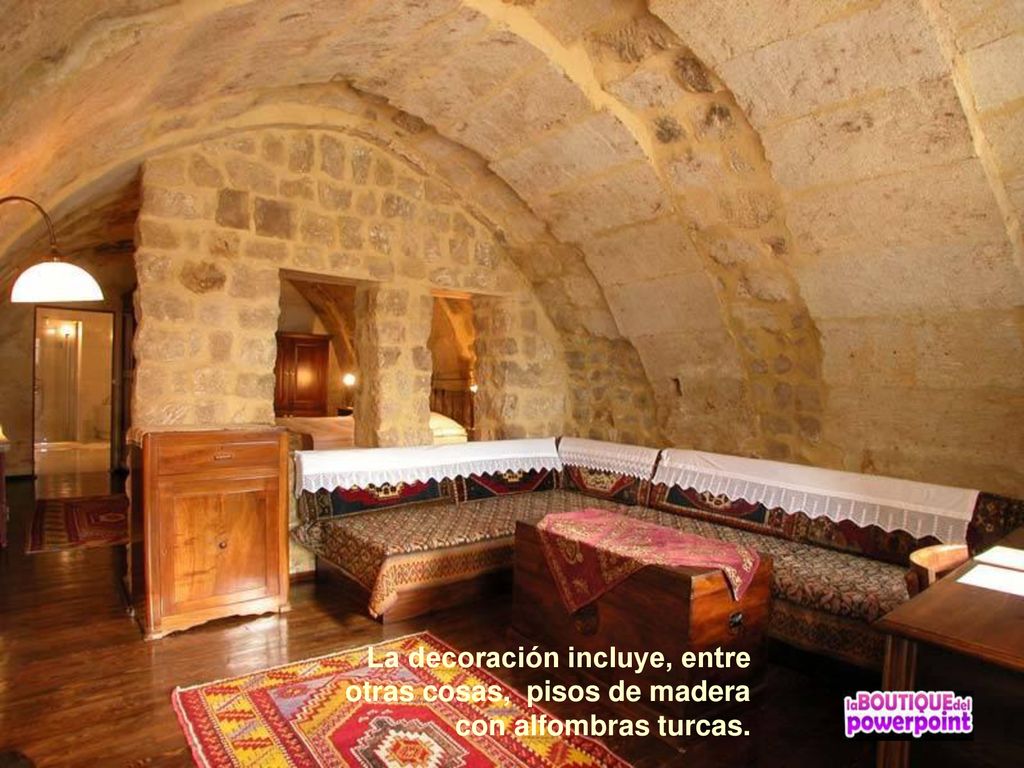 La decoración incluye, entre otras cosas, pisos de madera con alfombras turcas.