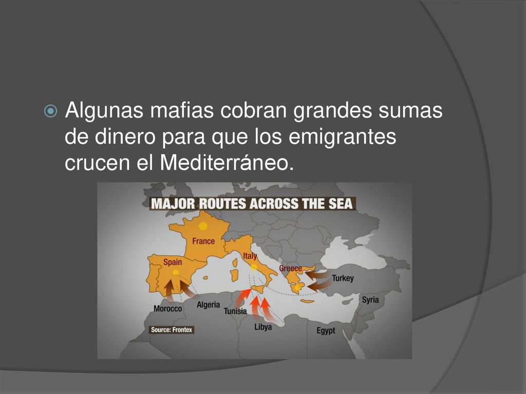 Algunas mafias cobran grandes sumas de dinero para que los emigrantes crucen el Mediterráneo.