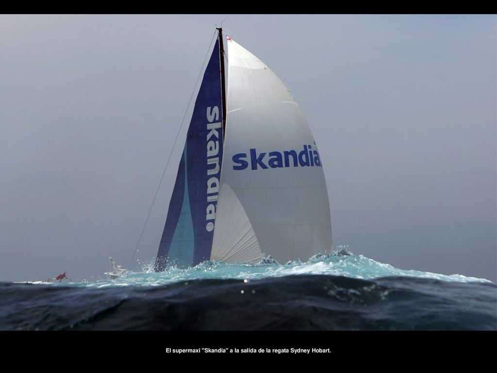 El supermaxi Skandia a la salida de la regata Sydney Hobart.
