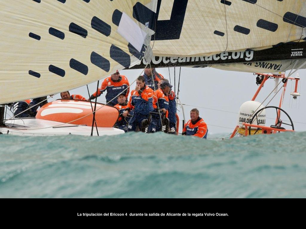 La tripulación del Ericson 4 durante la salida de Alicante de la regata Volvo Ocean.