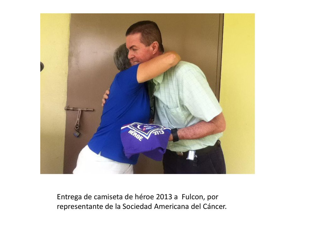 Entrega de camiseta de héroe 2013 a Fulcon, por representante de la Sociedad Americana del Cáncer.