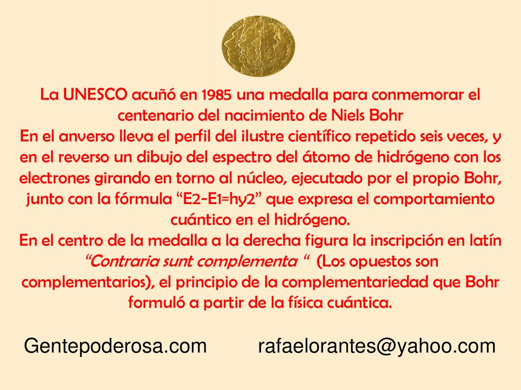 En el centro de la medalla a la derecha figura la inscripción en latín