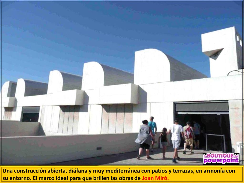 Una construcción abierta, diáfana y muy mediterránea con patios y terrazas, en armonía con su entorno.